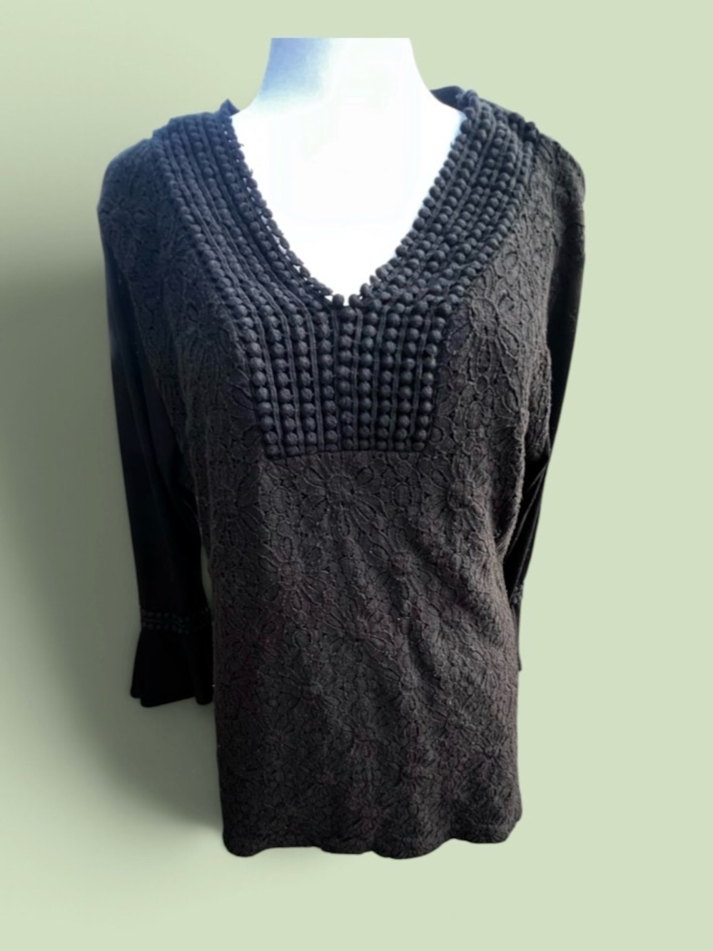 Women's Black V-Neck Lace-Detail Pullover Sweater. Shannon Ford New York Size XL